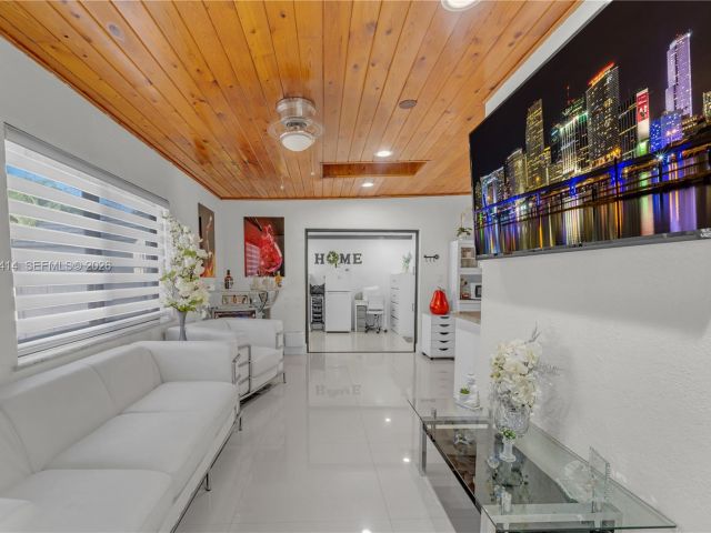 Продажа дома по адресу 2401 SW 132nd Ave - фото 7526880