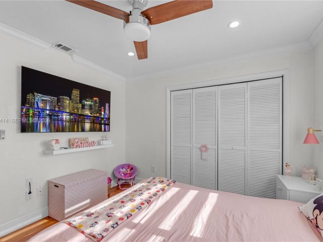 Продажа дома по адресу 2401 SW 132nd Ave - фото 7526887