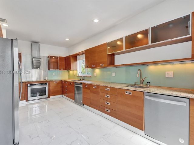 Дом в аренду по адресу 10065 Bay Harbor Ter - фото 7478029