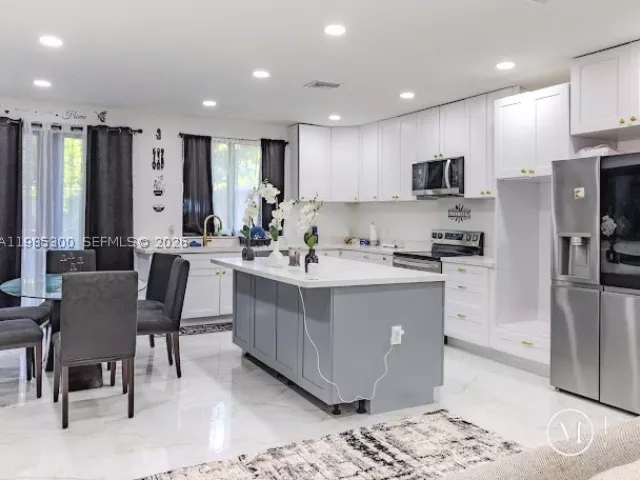 Продажа дома по адресу 666 NE 164th Ter - фото 9093320