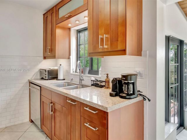 Дом в аренду по адресу 1224 NE 182nd St 1224 - фото 7480630