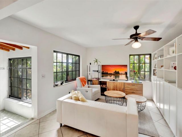 Дом в аренду по адресу 1224 NE 182nd St 1224 - фото 7480633