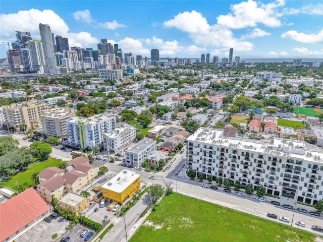 Продажа дома по адресу 119 SW 7th Ave - фото 7466008