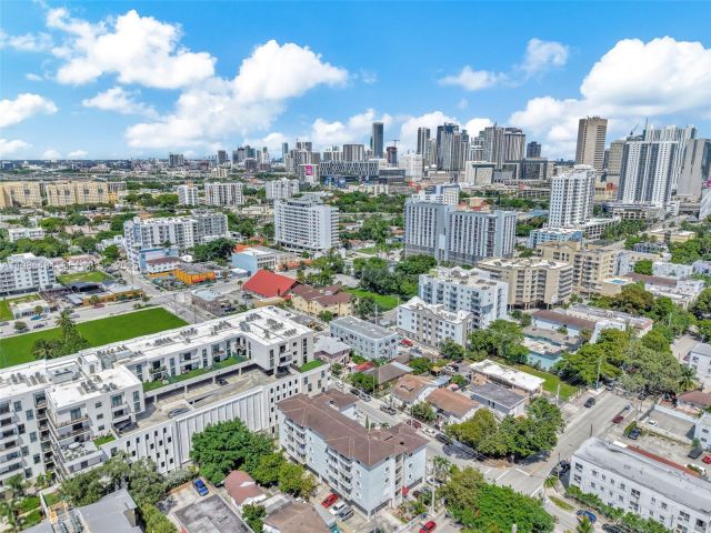 Продажа дома по адресу 119 SW 7th Ave - фото 7466010