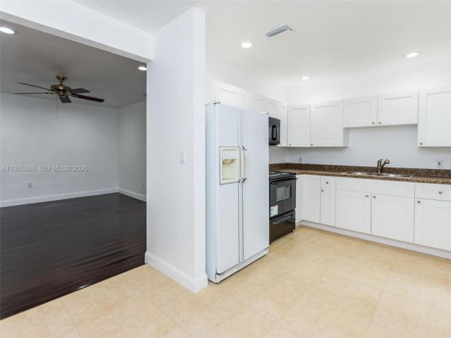 Дом в аренду по адресу 6300 NW 41st St - фото 7487376