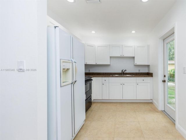 Дом в аренду по адресу 6300 NW 41st St - фото 7487377