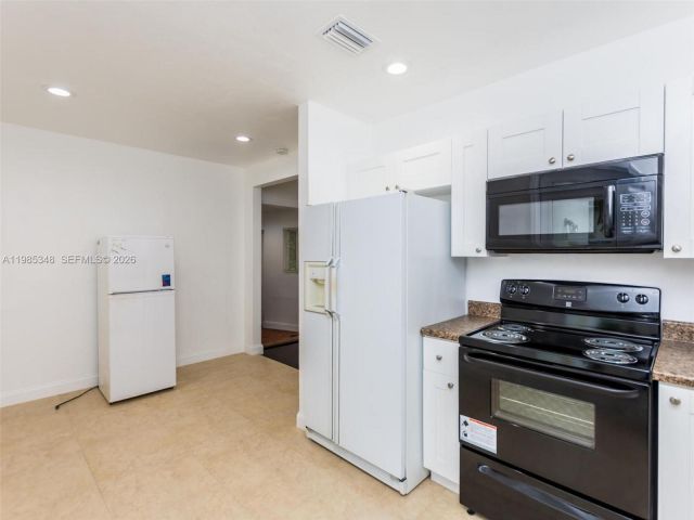 Дом в аренду по адресу 6300 NW 41st St - фото 7487378