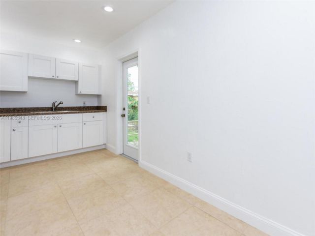 Дом в аренду по адресу 6300 NW 41st St - фото 7487379