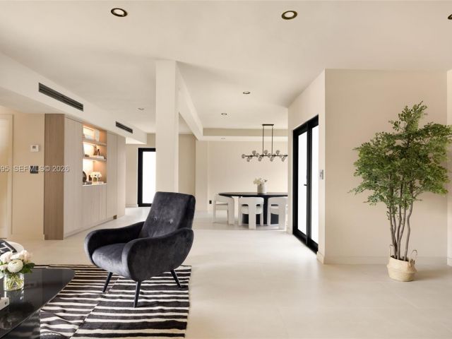 Продажа дома по адресу 2805 SW 4th Ave - фото 7525322