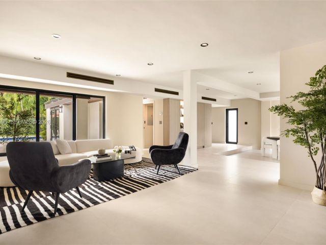 Продажа дома по адресу 2805 SW 4th Ave - фото 7525323