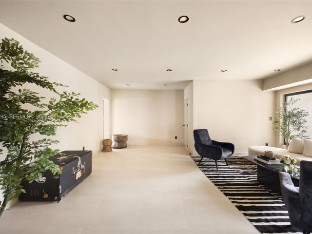 Продажа дома по адресу 2805 SW 4th Ave - фото 7525324