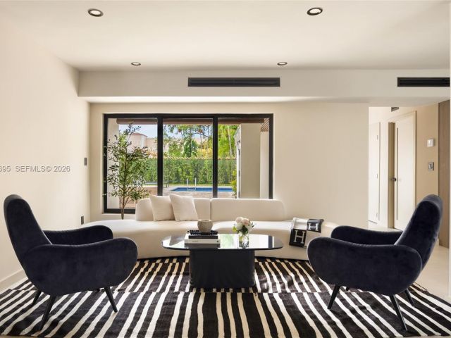 Продажа дома по адресу 2805 SW 4th Ave - фото 7525325