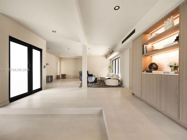 Продажа дома по адресу 2805 SW 4th Ave - фото 7525326