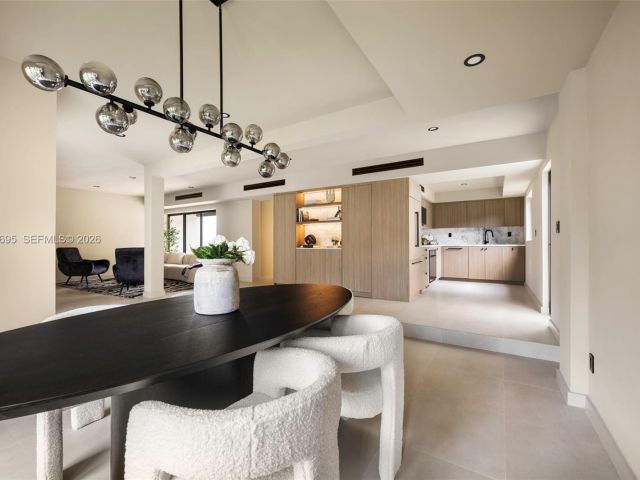 Продажа дома по адресу 2805 SW 4th Ave - фото 7525327