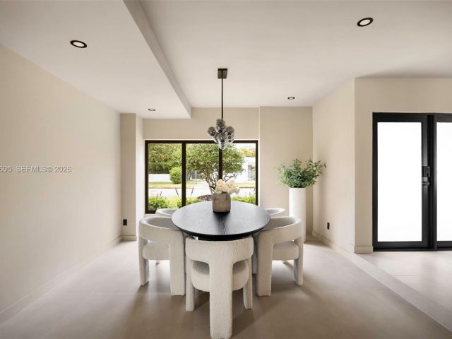 Продажа дома по адресу 2805 SW 4th Ave - фото 7525328