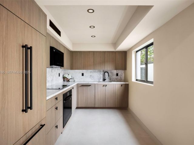 Продажа дома по адресу 2805 SW 4th Ave - фото 7525329