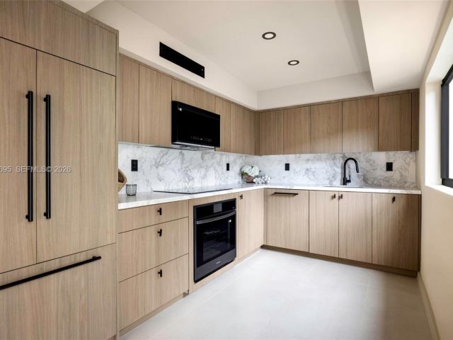 Продажа дома по адресу 2805 SW 4th Ave - фото 7525330