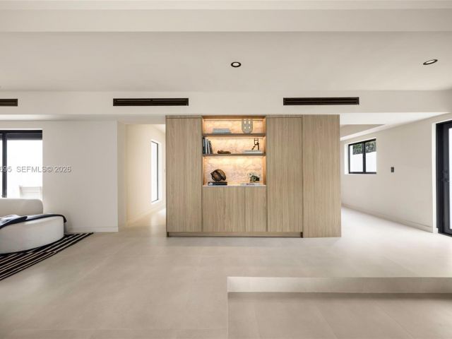 Продажа дома по адресу 2805 SW 4th Ave - фото 7525331