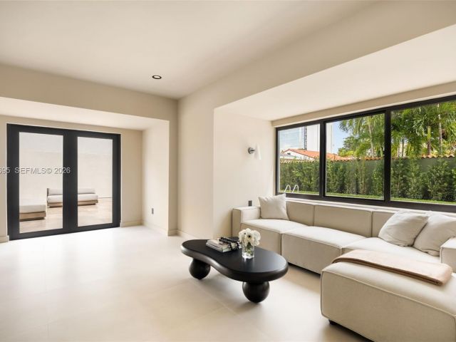 Продажа дома по адресу 2805 SW 4th Ave - фото 7525332