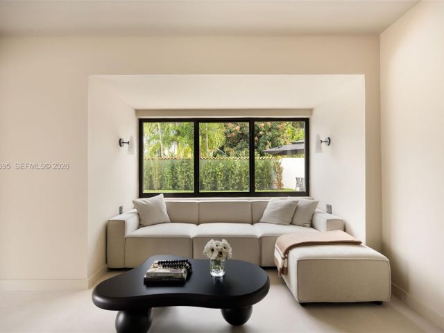 Продажа дома по адресу 2805 SW 4th Ave - фото 7525333