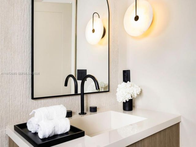 Продажа дома по адресу 2805 SW 4th Ave - фото 7525334