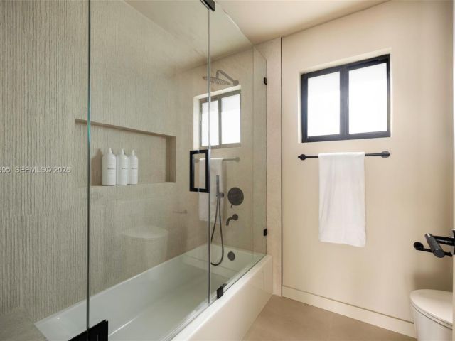 Продажа дома по адресу 2805 SW 4th Ave - фото 7525335