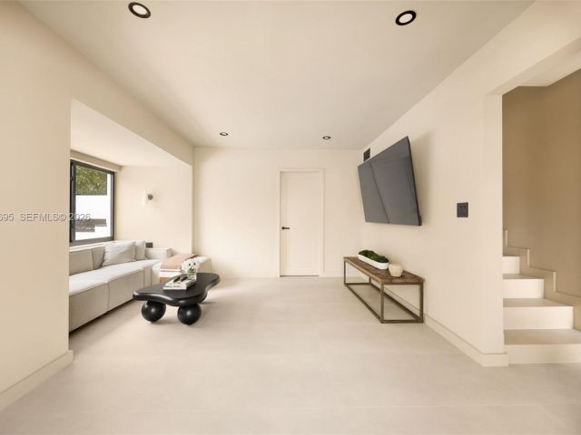 Продажа дома по адресу 2805 SW 4th Ave - фото 7525336