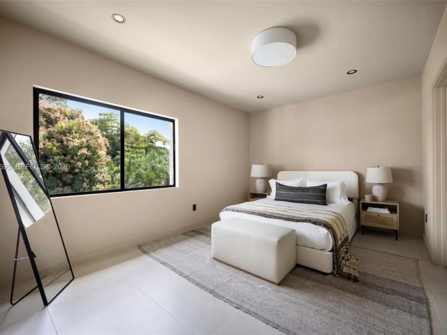 Продажа дома по адресу 2805 SW 4th Ave - фото 7525340