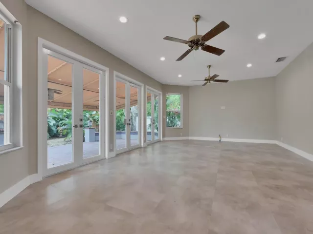 Продажа дома по адресу 805 SE 10th Street - фото 9024333