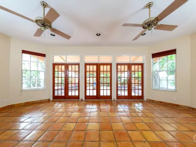 Продажа дома по адресу 805 SE 10th Street - фото 9024336