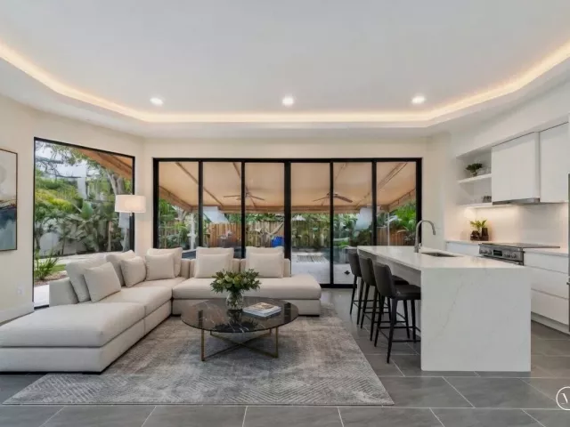 Продажа дома по адресу 805 SE 10th Street - фото 9024338