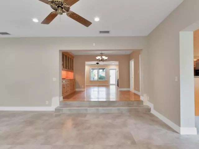 Продажа дома по адресу 805 SE 10th Street - фото 9024339