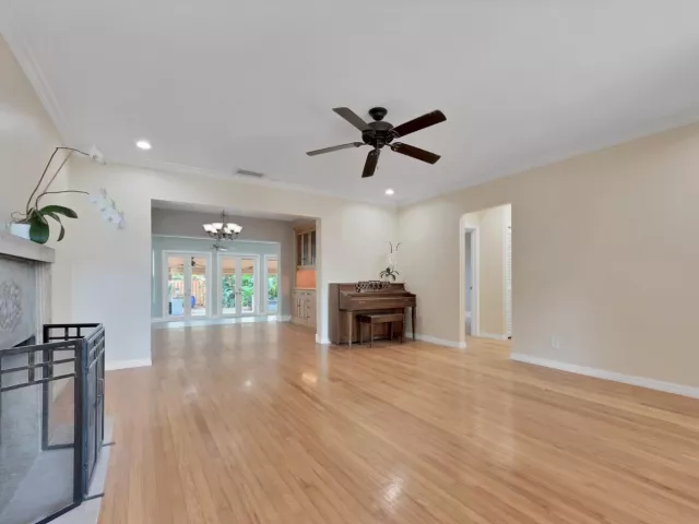Продажа дома по адресу 805 SE 10th Street - фото 9024345