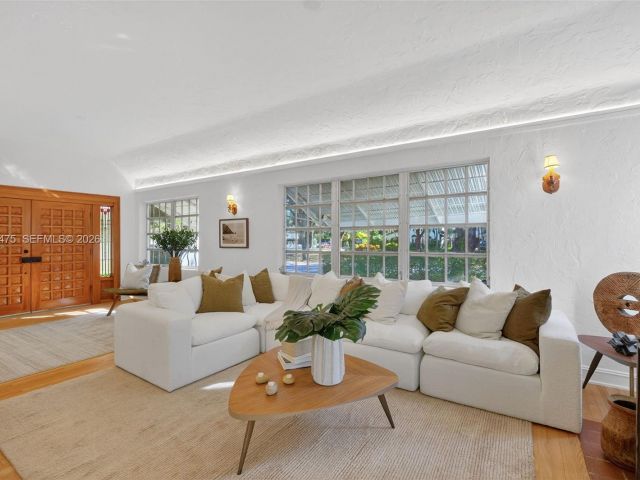 Дом в аренду по адресу 1305 Alhambra Cir - фото 7470419