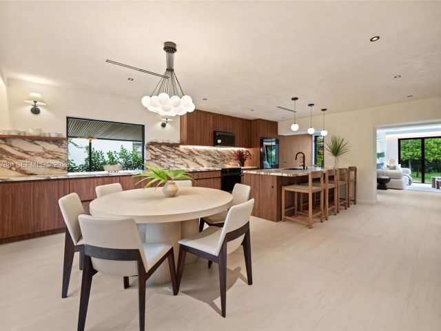 Продажа дома по адресу 871 NE 128th St - фото 7535066