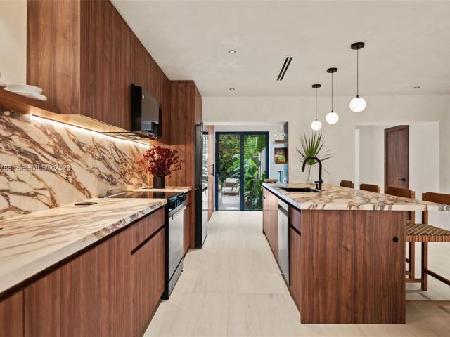 Продажа дома по адресу 871 NE 128th St - фото 7535068