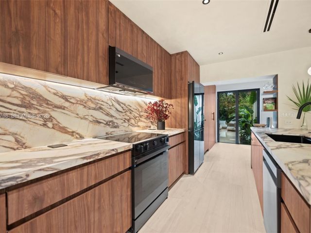 Продажа дома по адресу 871 NE 128th St - фото 7535069