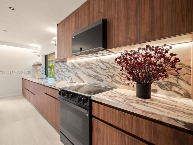 Продажа дома по адресу 871 NE 128th St - фото 7535071