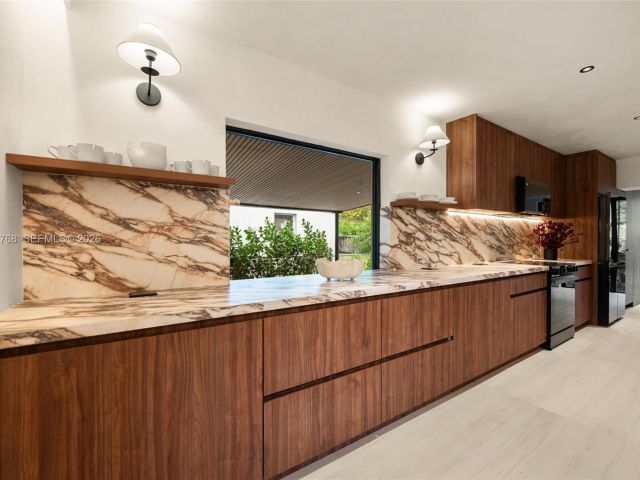 Продажа дома по адресу 871 NE 128th St - фото 7535072