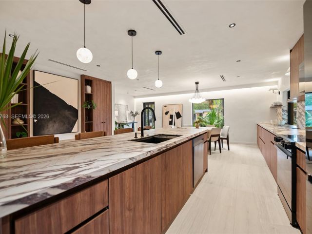 Продажа дома по адресу 871 NE 128th St - фото 7535073