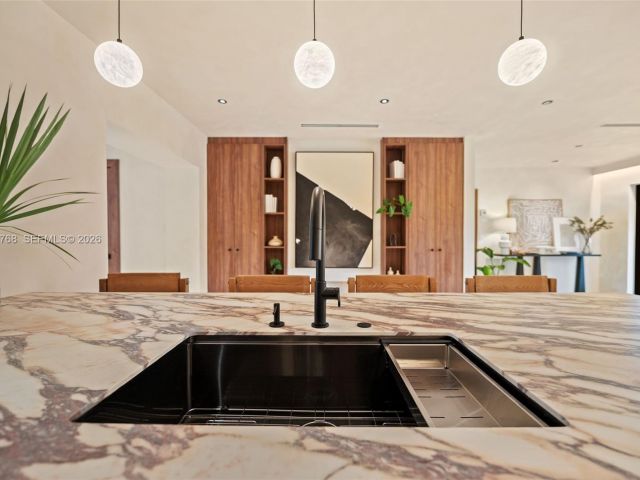 Продажа дома по адресу 871 NE 128th St - фото 7535074