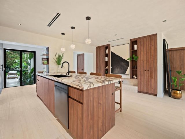 Продажа дома по адресу 871 NE 128th St - фото 7535075