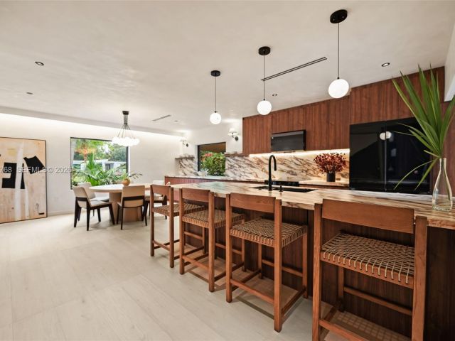 Продажа дома по адресу 871 NE 128th St - фото 7535077