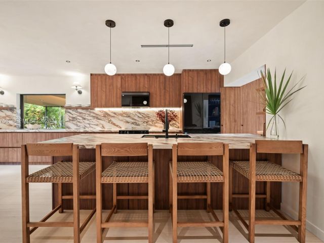 Продажа дома по адресу 871 NE 128th St - фото 7535078