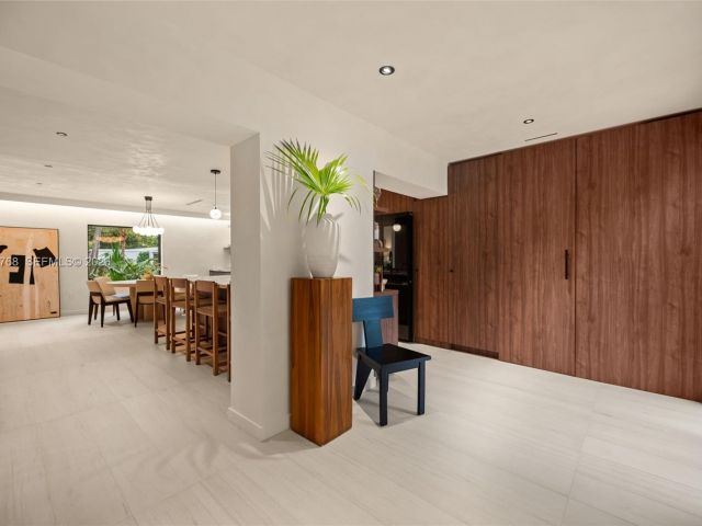 Продажа дома по адресу 871 NE 128th St - фото 7535079