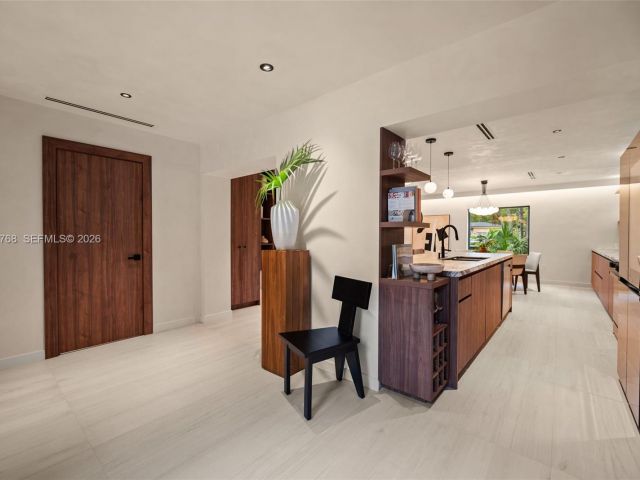 Продажа дома по адресу 871 NE 128th St - фото 7535080