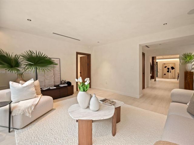 Продажа дома по адресу 871 NE 128th St - фото 7535082