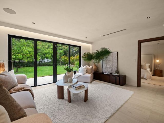 Продажа дома по адресу 871 NE 128th St - фото 7535083