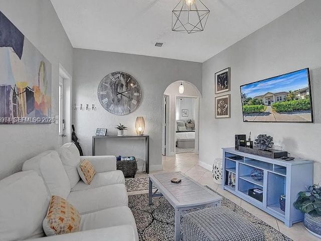 Продажа дома по адресу 8900 Harding Ave - фото 7466974