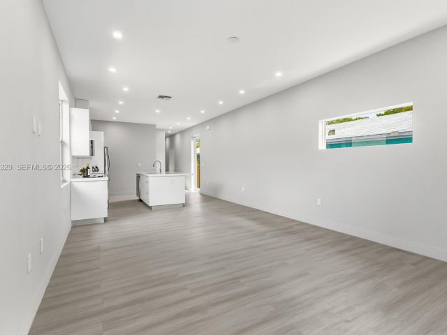 Продажа дома по адресу 1028 NW 8th Ave - фото 7529560